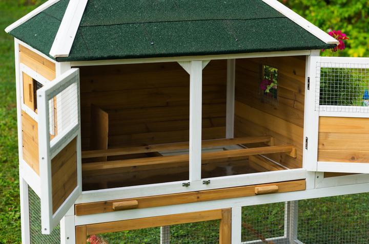Prevue Pet Chicken Coop with Herb Planter